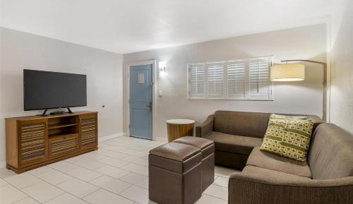 One-Bedroom King Suite with Sofa Bed and Full Kitchen - Non-Smoking