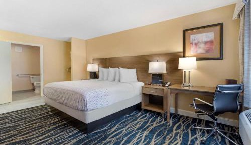 King Room with Roll-in Shower - Disability Access/Non-Smoking