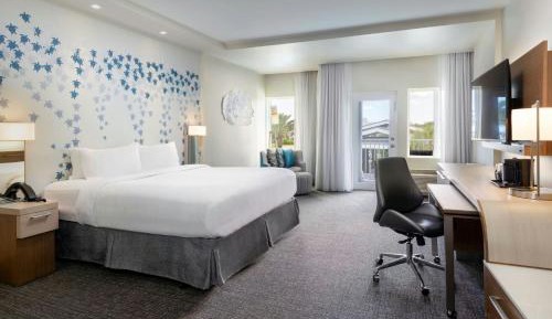 King Room with Ocean View, Balcony and Sofa Bed - Hearing Accessible