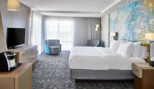 Studio with King Bed, Bathtub and Sofa Bed - Mobility Access