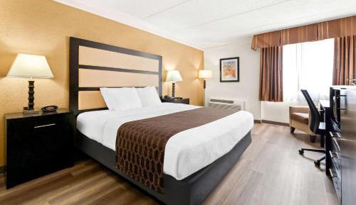 King Room with Roll-in Shower - Disability Access/Non-Smoking