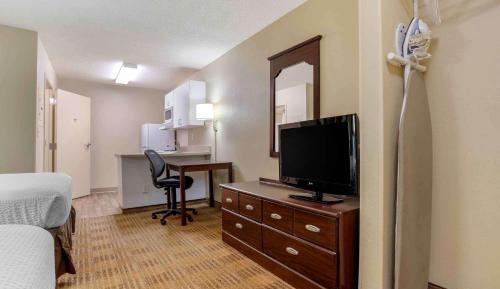 2 Full Beds | Non-Smoking, Kitchen