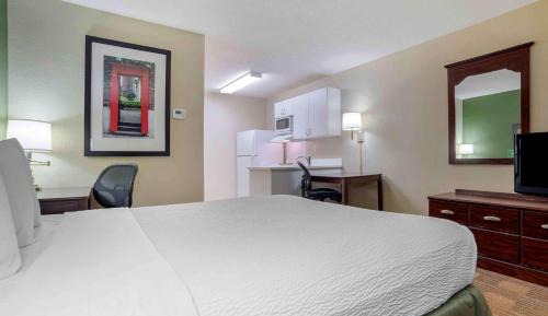 1 QUEEN BED | MOBIL ACCESS TUB NSMK KITCHEN