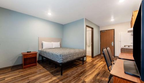 Standard Queen Room - Non-Smoking