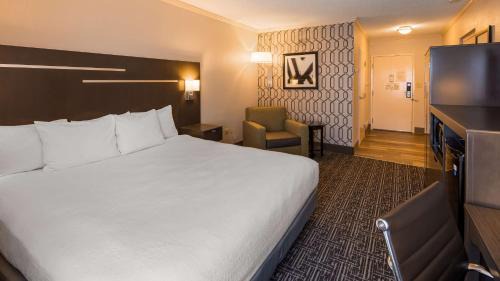 King Room with Roll-in Shower - Disability Access/Non-Smoking