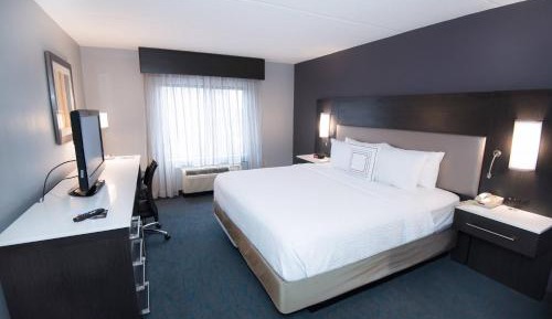 Queen Room with Roll-In Shower - Mobility Access