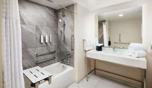 Two-Room Queen Suite with Tub - Mobility/Hearing Accessible