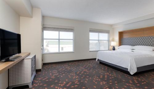 King Suite with Tub and Sofa Bed - Mobility Accessible