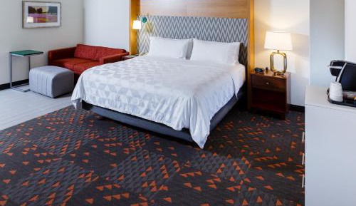 King Suite with Communication Mobility Accessible Tub