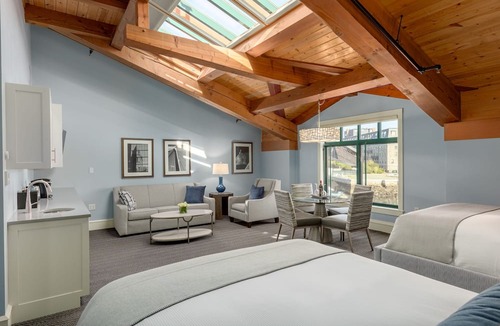 Waterfront Hotel | Boston Yacht Haven Inn & Marina