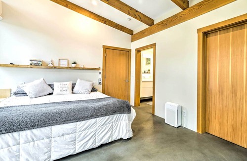 Gold Bar Cottage | Heated Swim Spa! 15-acre Cabin on Skykomish River