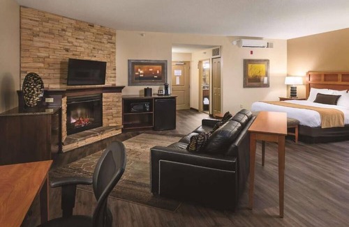 South Loop House | Comfort & Convenience near The Mall of America: Pool & Free Airport Shuttle