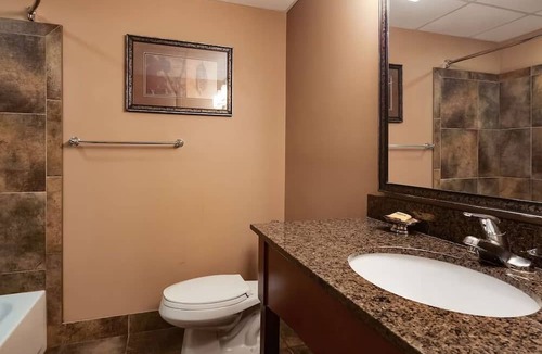 South Loop House | Comfort & Convenience near The Mall of America: Pool & Free Airport Shuttle