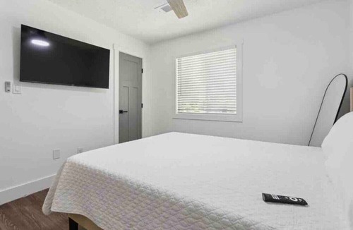 Athens House | Huge 4BR Athens Home near UGA