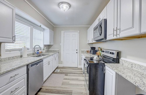 Crestline Heights House | Quiet comfy home at foot of Ruffner Mtn - 5 mins to airport, 15 mins to downtown
