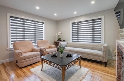 Salisbury Apartment | Last minute booking!Luxury apartmentWithporch close to Salisbury beach. Sleep 6.