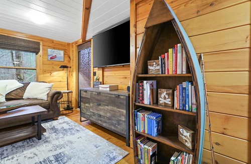 My Mountain Cabin | Relax & Play at Waterfront Mountain Cabin Retreat Private Lake~Fish~Canoe~Kayak