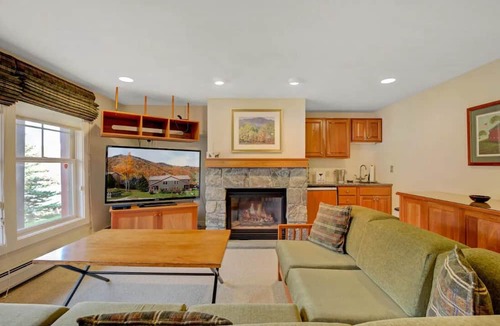 Killington House | Ski-on Ski-off w Private Hot Tub & Sauna!