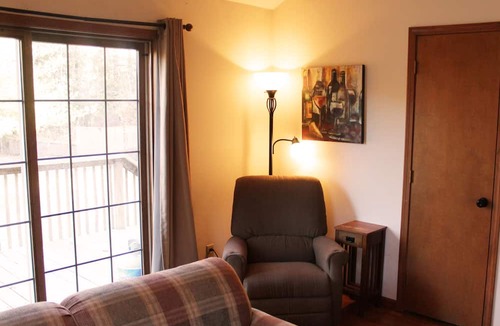 Makanda Cabin | Winetrail Cabin - Giant City SP, SIU, Cedar Lake, & Shawnee Forest minutes away!
