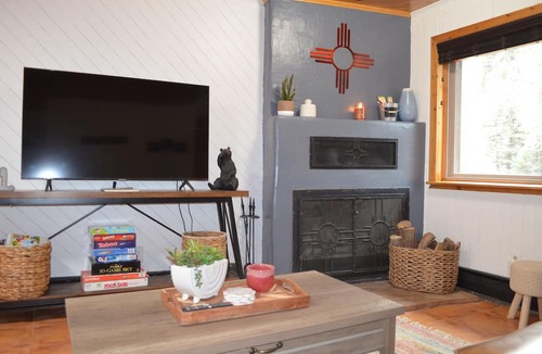 Arroyo Seco Condo | Cozy riverfront condo 4 miles from ski lifts