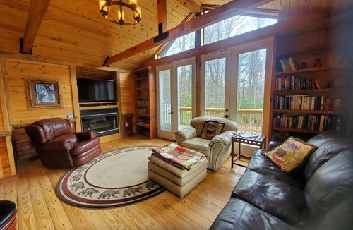 Spruce Pine House | Secluded mountain cabin w. amazing views on 12 acres 3 miles to Blue Ridge Pkwy!