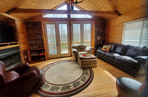 Spruce Pine House | Secluded mountain cabin w. amazing views on 12 acres 3 miles to Blue Ridge Pkwy!