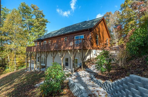 Spruce Pine Cabin | Swiss Pine Lodge, Brand New Hot Tub+Fire-Pit, Grill, Mtn View, Game Room, WiFi!