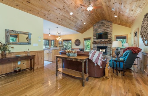Spruce Pine Cabin | Swiss Pine Lodge, Brand New Hot Tub+Fire-Pit, Grill, Mtn View, Game Room, WiFi!