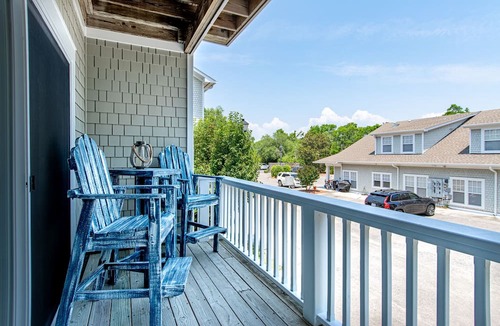 Southport Condo | Relax & Unwind in Blue Haven!