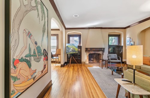 Lynnhurst House | Sophisticated Upstairs Flat in Tudor-Style Duplex