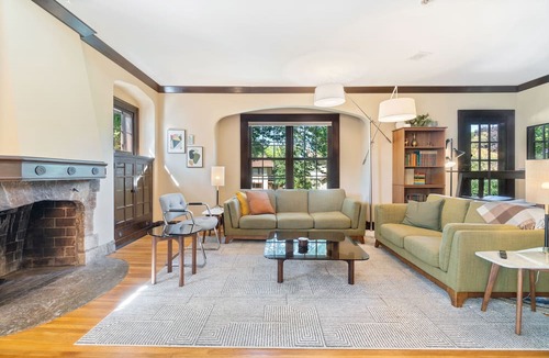 Lynnhurst House | Sophisticated Upstairs Flat in Tudor-Style Duplex
