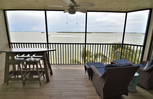 Punta Rassa Condo | Sanibel Harbour Resort Harbour Tower 416: Relaxing in lanai gliders after a day of adventuring