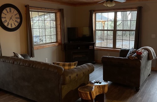 Anna Cabin | Brand new cabin in the woods with hot tub 1/2 mile from Starview Winery