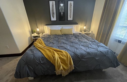 Valencia Condo | Luxury Top Floor Condo 5 min from Magic Mountain in a resort style gated complex