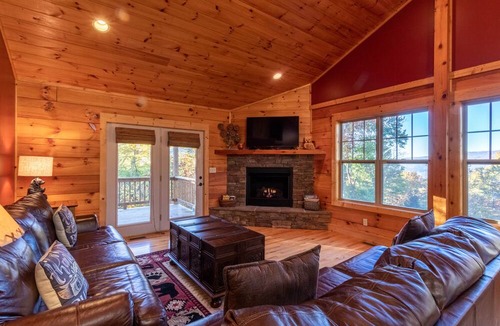 Banner Elk Cabin | Firefly Cabin: Views, Hot Tub, Firepit, Dog Friendly, High-Speed WiFi, 15min to Banner Elk!