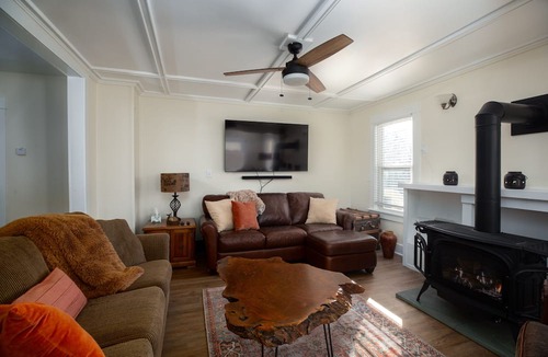 North Creek House | The Lodge House - Centrally Located Cheerful 5BR - Minutes to Gore!