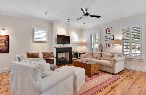 Southport House | Wonderful Cottage - Only 3 Blocks From Downtown Southport Shops and Dining! Outdoor Gas Fire Pit!