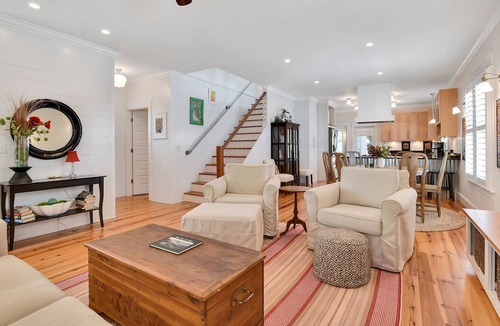 Southport House | Wonderful Cottage - Only 3 Blocks From Downtown Southport Shops and Dining! Outdoor Gas Fire Pit!
