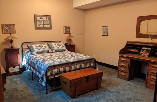Sultan Apartment | Secluded lodge apt with hot tub in Cascade Mtn foothills Sultan Wash. Sleeps 4.