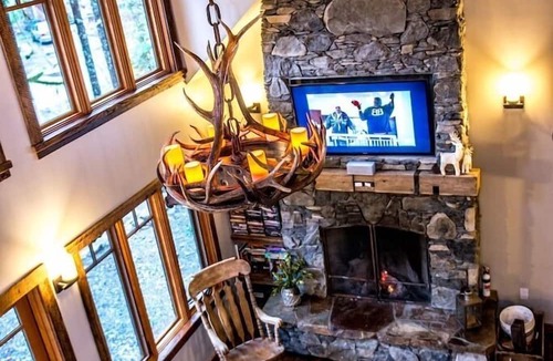 Warnick Cabin | Knotty Lodge – Rustic Charm + Modern Comfort near Mt. Baker, Hot Tub, WiFi