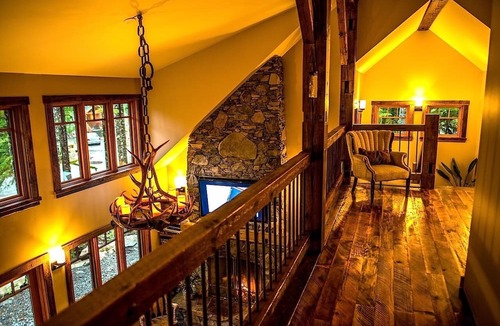 Warnick Cabin | Knotty Lodge – Rustic Charm + Modern Comfort near Mt. Baker, Hot Tub, WiFi