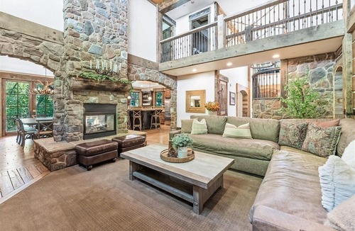 Sundance Cabin | HIDDEN MOUNTAIN LUXURY LODGE, CLOSE TO SKI RUNS, HOT TUB, THEATER, SALOON