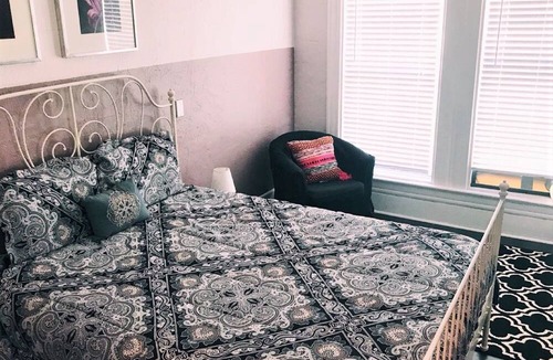 Altamont Manor Apartment | Last-minute deals: heavily reduced prices for unforgettable trips!