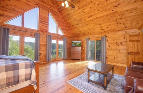 Spruce Pine House | Heavenly Mtn Views, Hot Tub+Fire Pit+Grill, Fireplace, WiFi, Hike, Close to BRP!