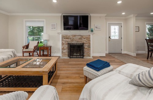 Marion House | Luxurious Peninsula Property ~ Best View On LOE - Hot Tub/Kayaks/paddleboards