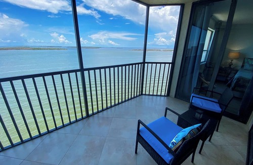 Punta Rassa Condo | Sanibel Harbour Resort Harbour Tower 1116: Relaxing beachfront condo on the 11th floor
