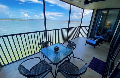 Punta Rassa Condo | Sanibel Harbour Resort Harbour Tower 1116: Relaxing beachfront condo on the 11th floor