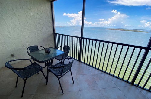 Punta Rassa Condo | Sanibel Harbour Resort Harbour Tower 1116: Relaxing beachfront condo on the 11th floor