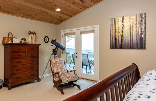 Spruce Pine Cabin | Spectacular views from clean, modern and luxurious family style home near BRP