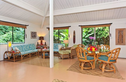 Hana House | IDEAL BEACH LOCATION 2 BR LARGE DECK "PRIVATE'